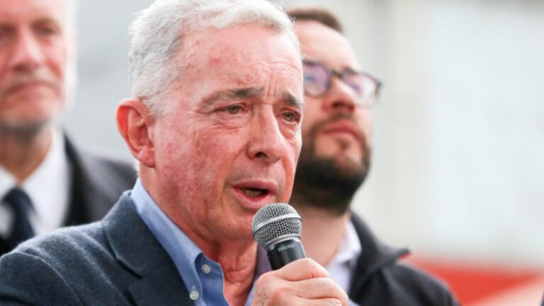 Álvaro Uribe propone cerrar dos ministerios y sugiere destinar recursos a otras prioridades nacionales