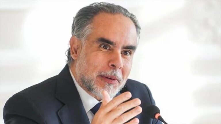 “No han contado ni el 5 % de la verdad”: MinInterior Armando Benedetti sobre rol de exjefes paramilitares en la paz