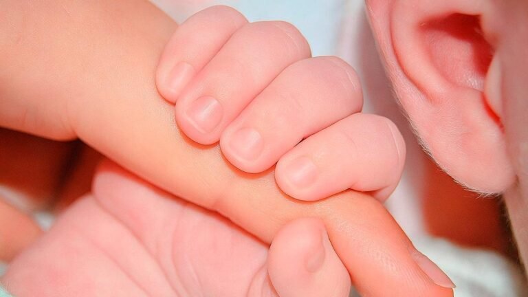 Natalidad en Colombia cae a mínimos en 10 años y se reduce la maternidad adolescente