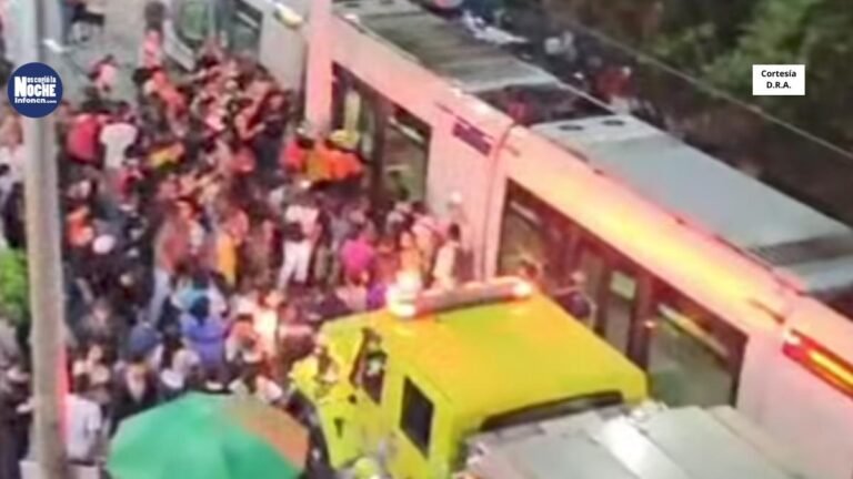 Grave accidente en la vía del Tranvía en Medellín dejó un motociclista atrapado y generó caos en el centro del Distrito
