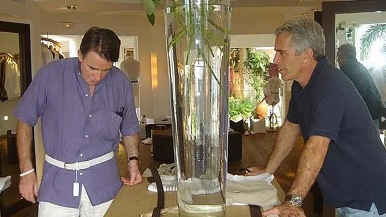 Por vínculos con Epstein, destituyen a embajador de EE.UU.