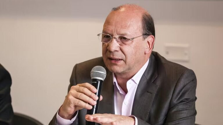 Gobierno acepta reducir monto del presupuesto para 2026 en 10 billones de pesos