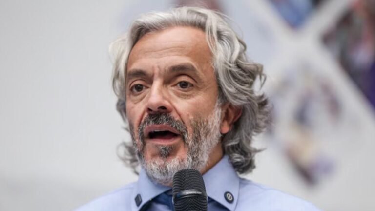 Juan Daniel Oviedo lanza críticas a Petro mientras alaba a exfuncionarios de su gobierno