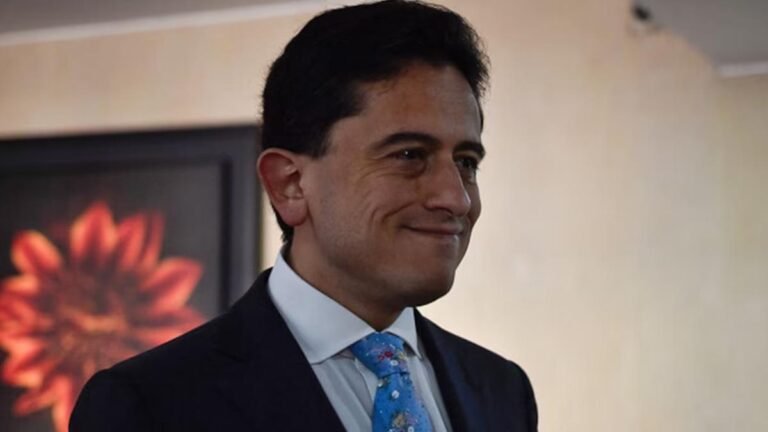 Luis Carlos Reyes, exministro de Petro, lanza su aspiración presidencial e impulsa el ‘pospetrismo’