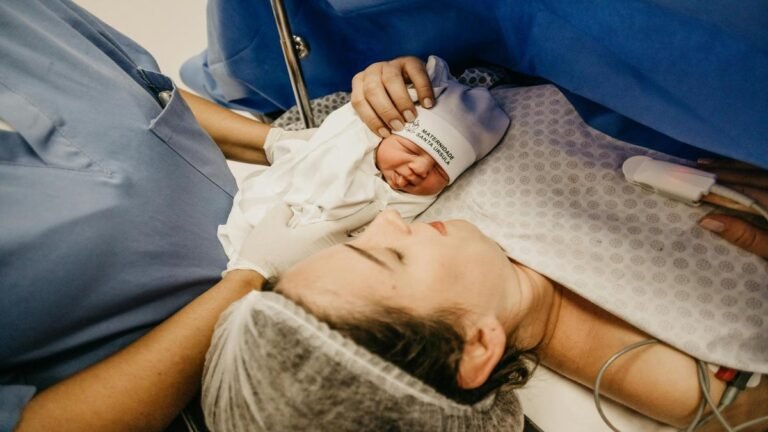 Nacen menos bebés ¿Cómo impacta al país la caída en natalidad?