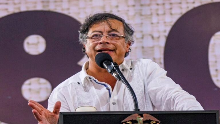 Petro defiende a ex-AUC como gestores de paz