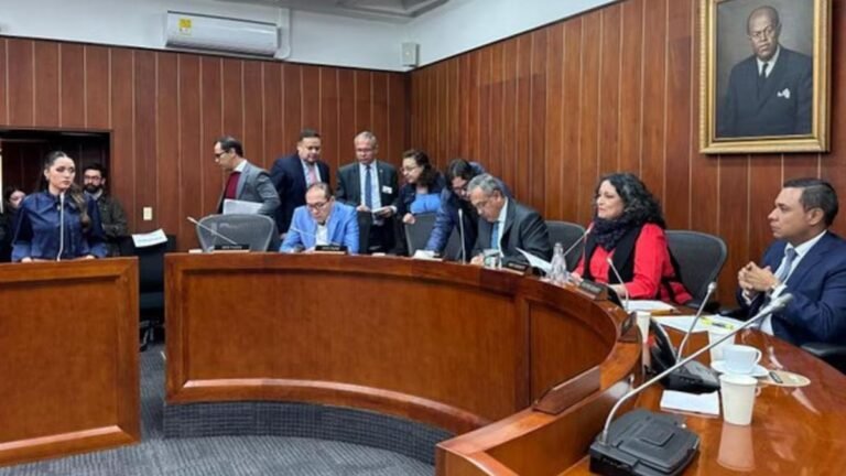 ¿Reforma tributaria se quedaría sin mayorías en el Congreso? Oposición asegura tener los votos para hundirla