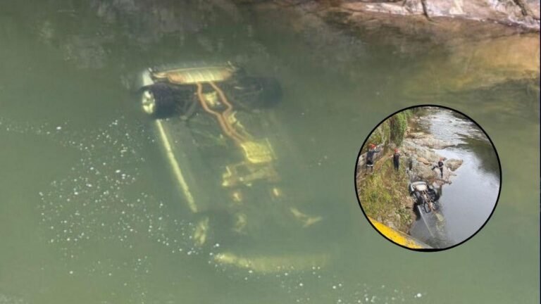 Un carro quedó sumergido en el río Buey, por un descuido del conductor, por fortuna el hecho no dejó víctimas