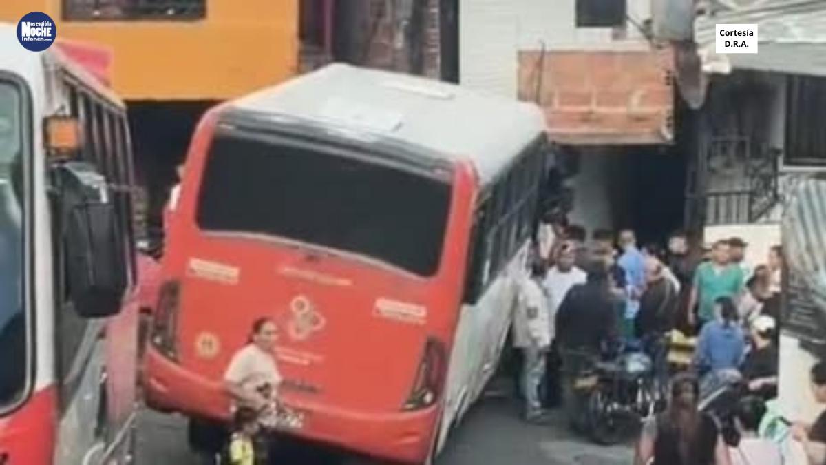 Un milagro evitó la tragedia”: bus sin frenos se accidentó en la Comuna 1 de Medellín