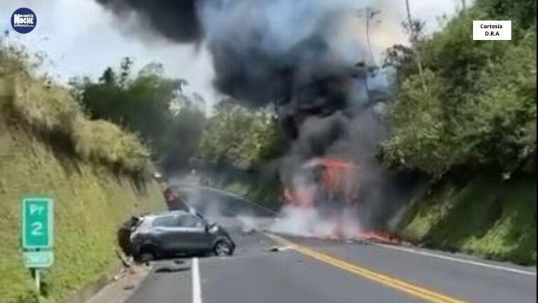 Grave accidente en la vía que comunica a Pereira con Armenia dejó 3 personas muertas: los dos vehículos involucrados ardieron en llamas