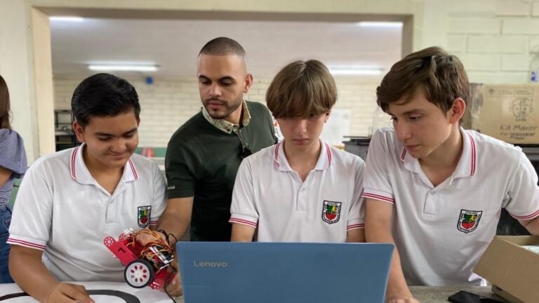 Estudiantes de Itagüí representarán a Colombia en competencia internacional de robótica en México