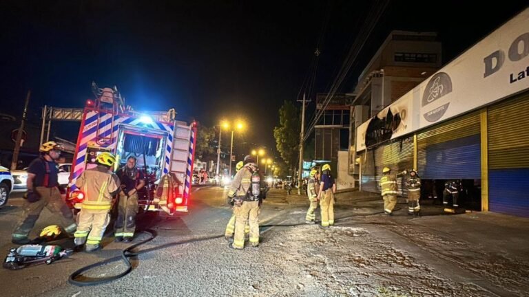 Bomberos Medellín controlaron incendio en la Av. 80 con Calle 35