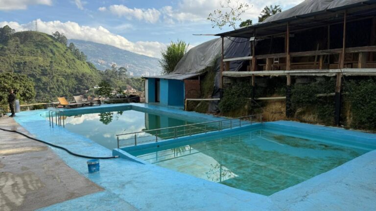 Autoridades demolieron piscinas y construcciones ilegales en el cerro de Las Tres Cruces