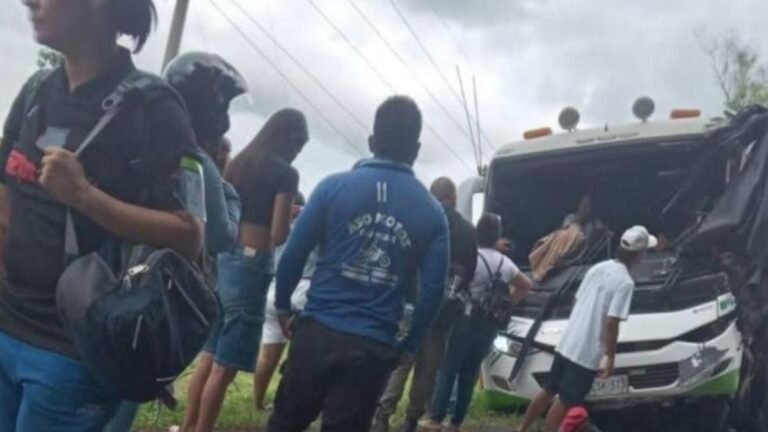 Accidente en Urabá deja dos personas fallecidas y 18 heridas, entre ellas aprendices del Sena
