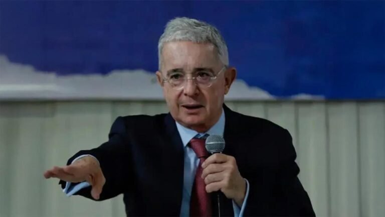 Álvaro Uribe critica al Gobierno Petro por alza del salario mínimo y aumento de impuestos