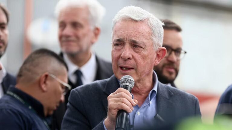 El expresidente Álvaro Uribe fue sometido a dos cirugías en Medellín y advirtió sobre el deterioro del sistema de salud