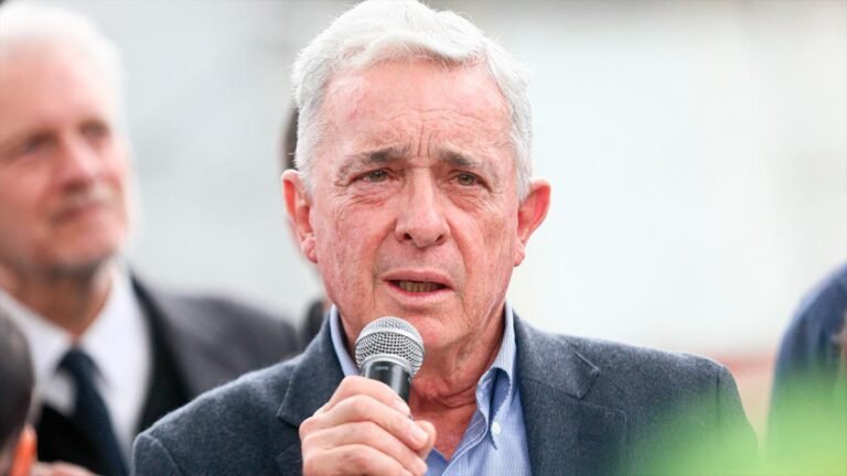 Álvaro Uribe arremete contra decisión judicial que ordena investigarlo por asesinatos de defensores de derechos humanos