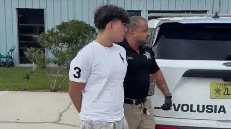 Alerta en escuela de Florida: adolescente pregunta a ChatGPT cómo matar a su amigo y es detenido