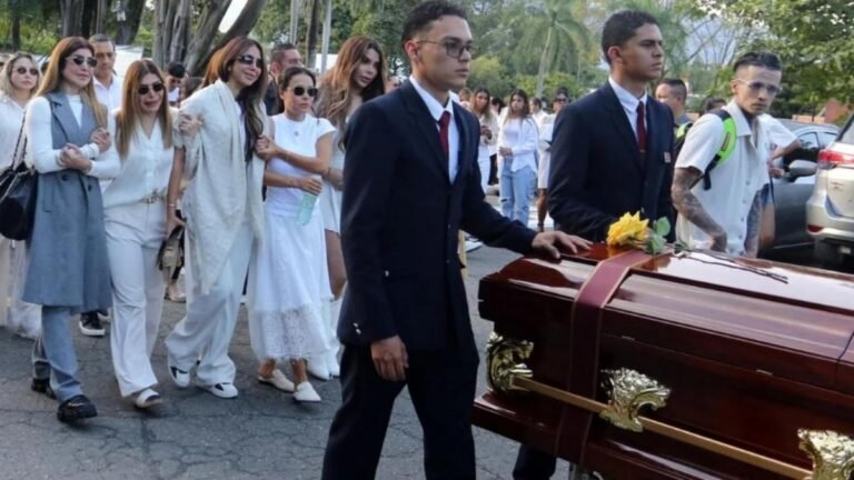 Familiares y amigos le dieron el último adiós a B-King en Medellín con globos blancos