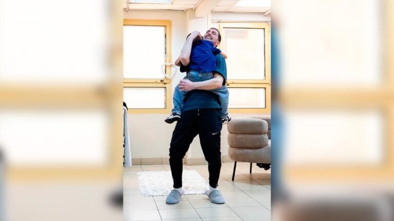 Tras dos años de cautiverio, el colombo-israelí, Elkana Bohbot, e reencontró con su hijo y la imaen conmovió al mundo