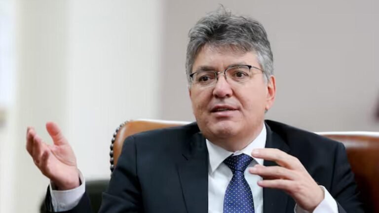 “No le vayan a recibir plata a Gustavo Petro”: alerta del exministro Mauricio Cárdenas tras inclusión en la Lista Clinton