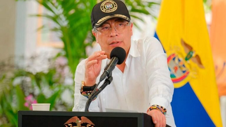 Petro amenaza con denunciar por prevaricato a senadores que frenen la reforma a la salud