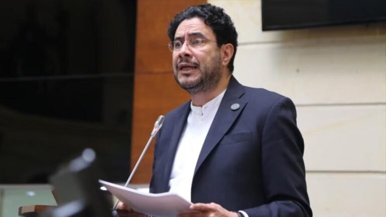 Petro se inclina por Cepeda: Colombia Humana oficializa respaldo al senador para la consulta del 26 de octubre