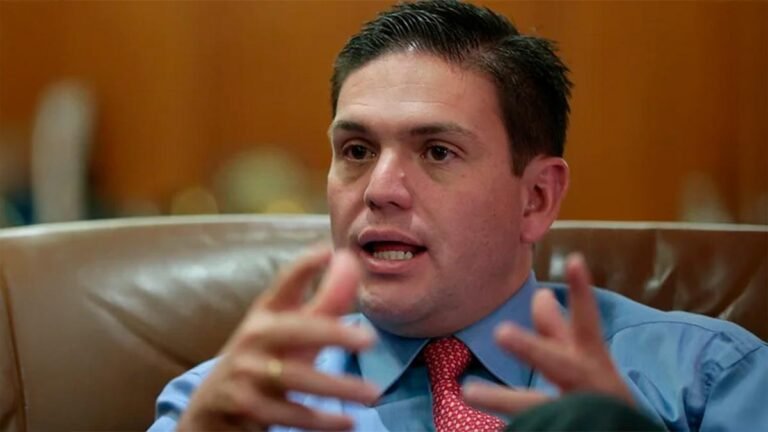 Juan Carlos Pinzón acusa a Roy Barreras de “oportunista” y “el más descarado de la política colombiana”