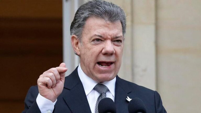 Juan Manuel Santos advierte peligro de los extremos y los uribistas le respondieron: “Usted nos engañó”