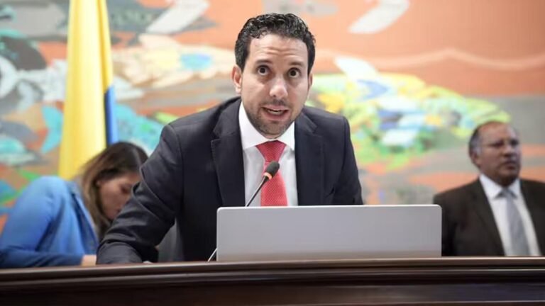 Presidente de la Cámara, Julián López, deja de presidir plenarias tras sanción del Partido de la U