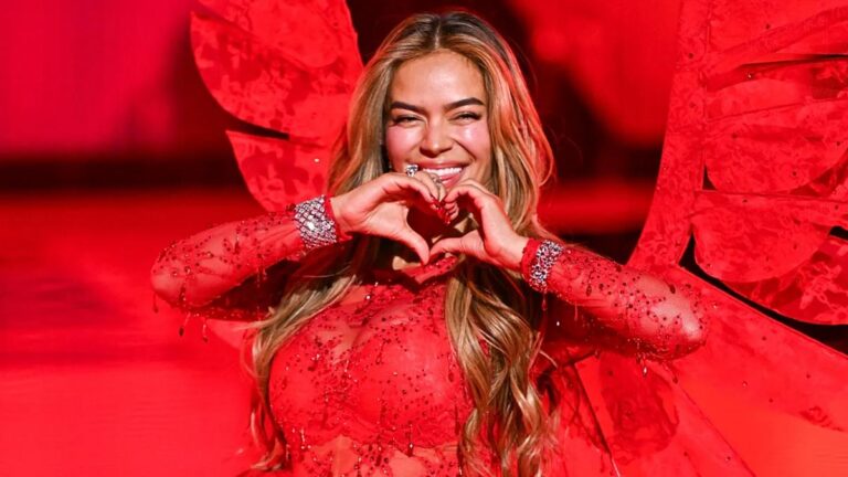 Karol G hace historia en el Victoria’s Secret Fashion Show 2025 con una presentación completamente en español y llena de poder latino