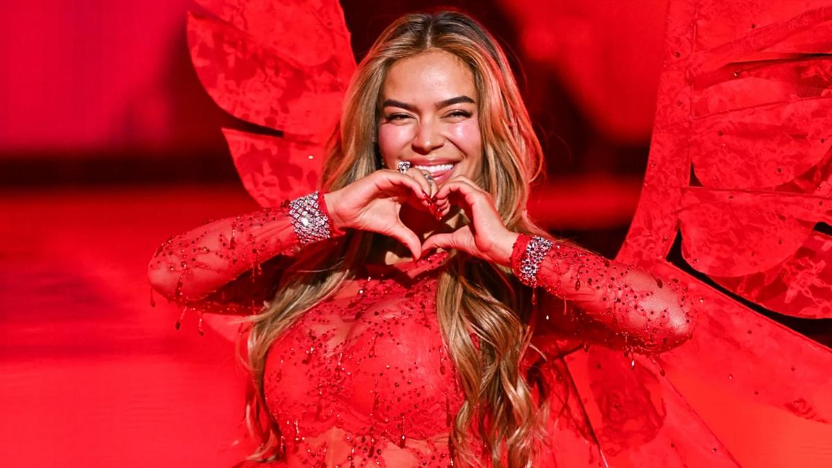 Karol G hace historia en el Victoria’s Secret Fashion Show 2025 con una presentación completamente en español y llena de poder latino