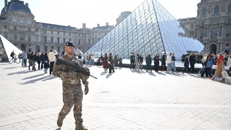 Avanza la investigación del robo al Louvre: detenidos los cinco principales sospechosos del millonario hurto de joyas napoleónicas
