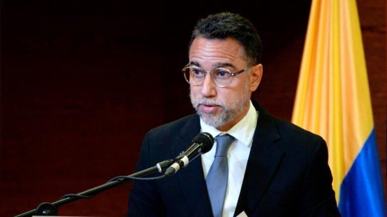 Procurador delegado denuncia irregularidades en contrato de pasaportes y lo califica como “compendio de improvisaciones”