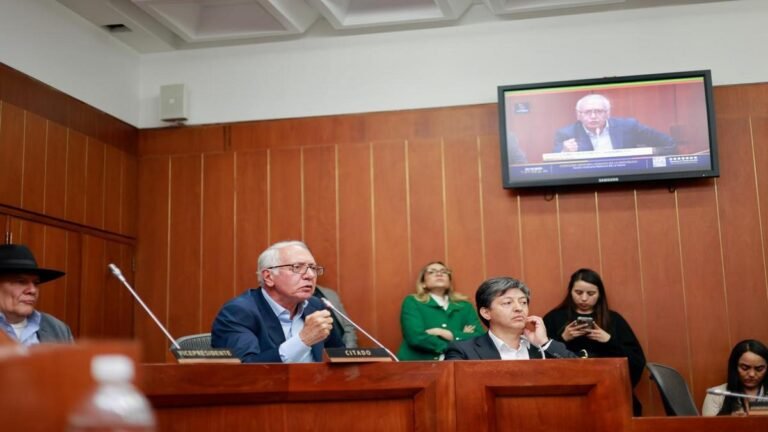 Vuelve y juega. Reforma a la salud se vuelve a suspender en el Congreso
