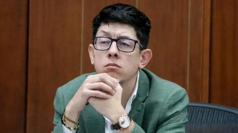Ministro Daniel Rojas sancionado: multa y arresto por incumplir fallo judicial, pero revocaron la decisión. ¿Qué pasó?