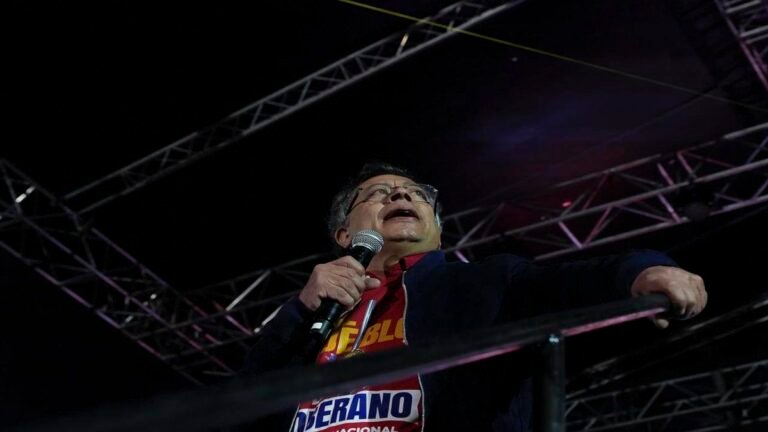 Lista Clinton sacude a Petro: se suman más colombianos