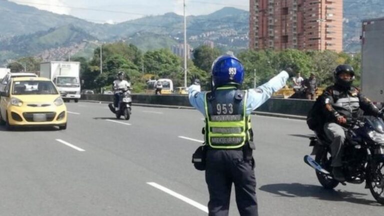Pico y Placa en Medellín este viernes 24 de octubre: restricción para vehículos terminados en 3 y 4 y taxis con placa final 6