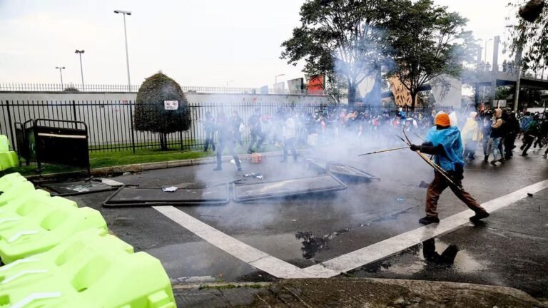 Embajada de EE. UU. suspende servicios consulares en Bogotá por protestas y bloqueos