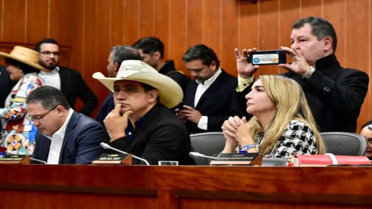 Reforma a la salud busca milagro político para sobrevivir