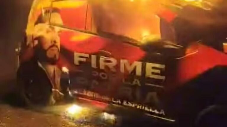 Investigan quema de vehículo con publicidad de la campaña de Abelardo de la Espriella en el oriente del país