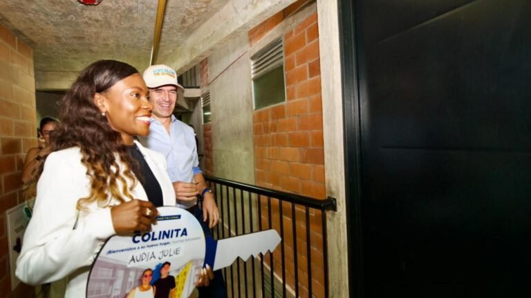 En Medellín entrega 106 viviendas: Alcalde hace cuestionamientos al Gobierno por Mi Casa Ya