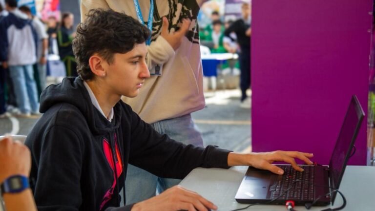 Medellín abre 2.500 becas en tecnología con Oracle para impulsar empleo digital