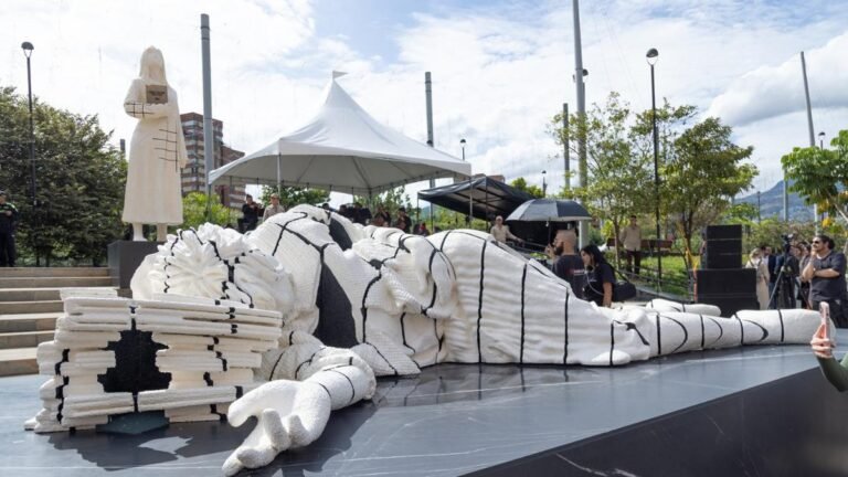 Medellín rinde homenaje a las víctimas del Palacio de Justicia con nueva escultura en Parques del Río