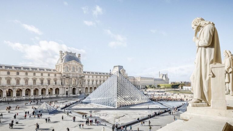 El Louvre reabre sus puertas tras el millonario robo de joyas históricas que conmocionó a París