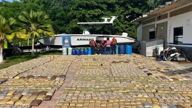 Armada incauta más de una tonelada de marihuana en aguas del Caribe colombiano
