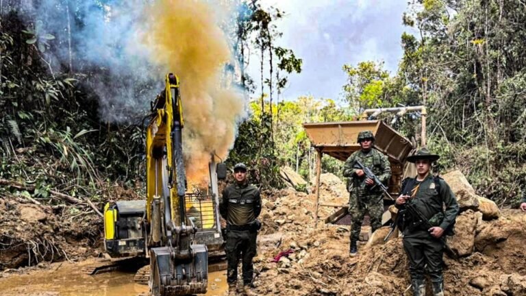 Golpe a la minería ilegal en San Carlos: destruyen maquinaria usada para extraer oro del Clan del Golfo