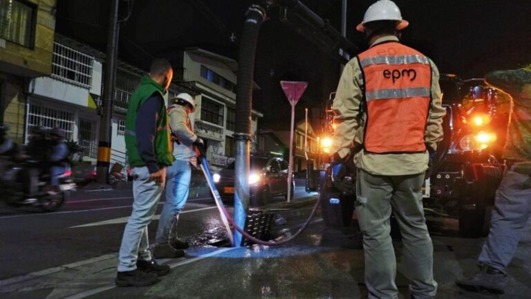 En Medellín se adelanta la limpieza y control en deprimidos viales para prevenir inundaciones en temporada de lluvias