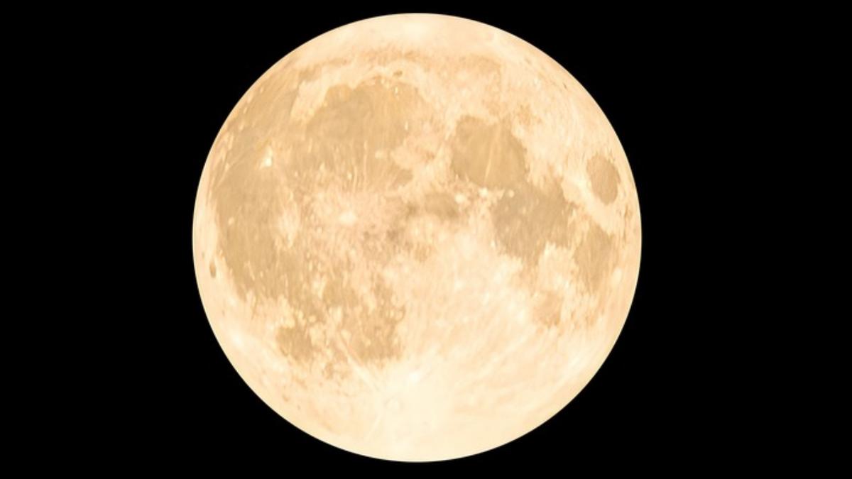 Superluna llena en Aries: un portal de energía para tomar decisiones, soltar el pasado y reconectar con la valentía interior