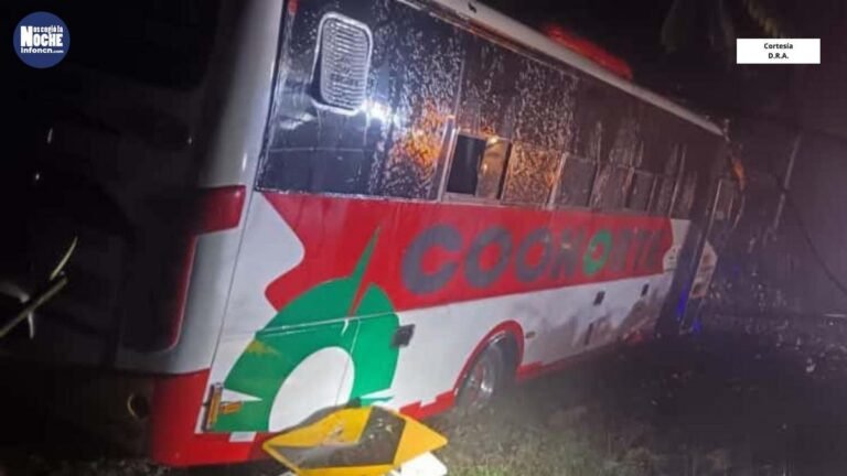 En Antioquia un bus intermunicipal se salió de la vía al esquivar un alud de tierra: dos heridos